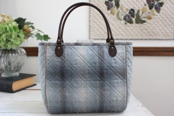 Photo2: [SALE] Flap Closure Hand Bag with Viola Applique  (2)