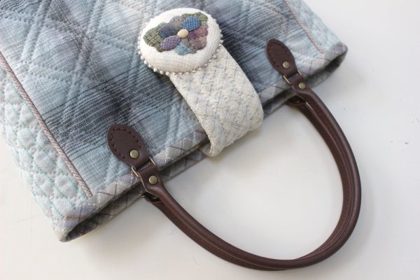 Photo3: [SALE] Flap Closure Hand Bag with Viola Applique  (3)