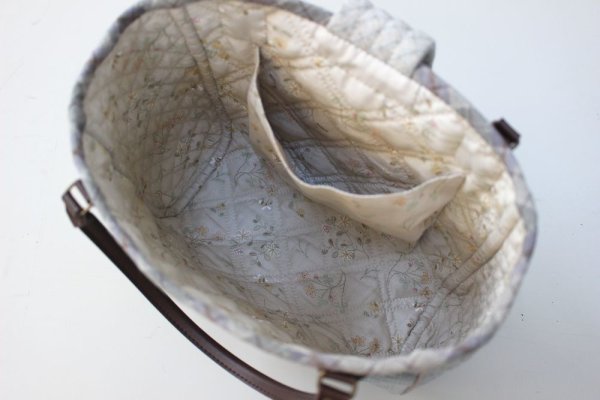 Photo4: [SALE] Flap Closure Hand Bag with Viola Applique  (4)