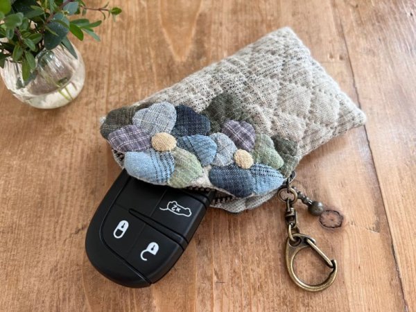 Photo2: Petit Case with Violas (2)