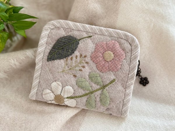 Photo1: Flat Pouch with Northern Flowers  (1)