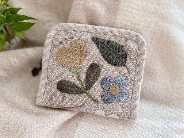 Photo2: Flat Pouch with Northern Flowers  (2)