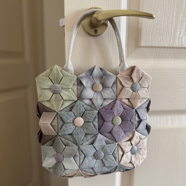 Photo1: Origami Quilt | Hexagon Flower Mini Bag (1)