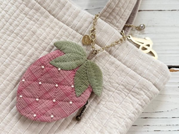 The bag charm is not included in this kit.