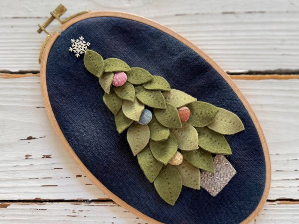 Photo1: Oval Framed Felt Christmas Tree  (1)