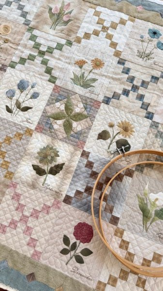 Photo2: Monthly Quilt 2025 | Birth Month Flowers  (The entire quilt kit from #1 April - #6 February) (2)