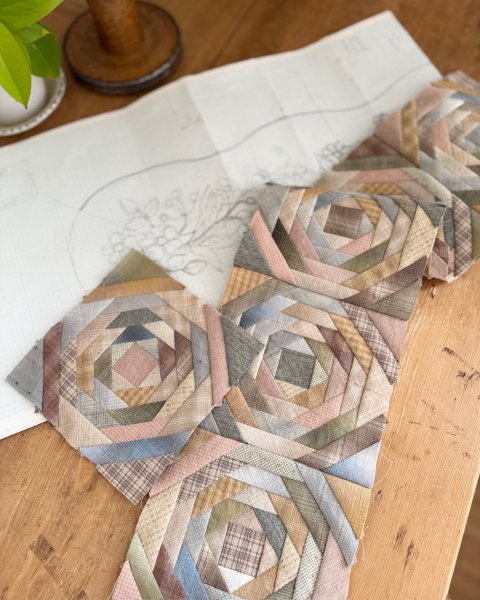 Photo3: Monthly Quilt 2026 | Pineapple Log Cabin - Surrounded by Soft Flowers (Starting on 10 April, 2026) (3)