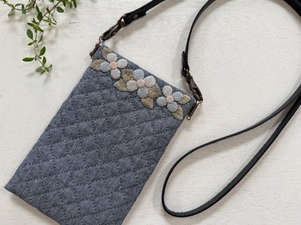 Photo1: Crossbody Phone Bag with Little Flowers  (1)