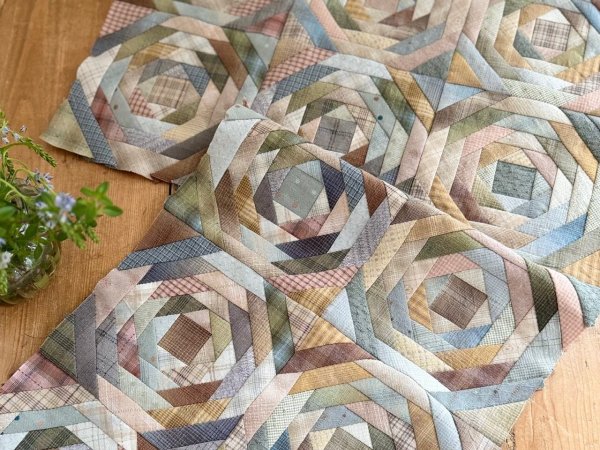 Photo1: Monthly Quilt 2026 | Pineapple Log Cabin - Surrounded by Soft Flowers (Starting on 10 April, 2026) (1)