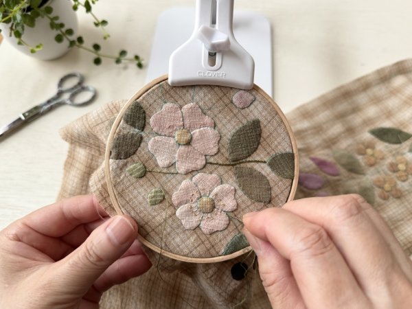 Photo1: [Pre-Order] Clover Embroidery Hoop Stand (1)
