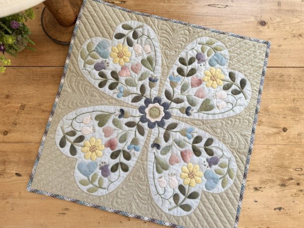Photo1: Floral Heart Quilt (1)