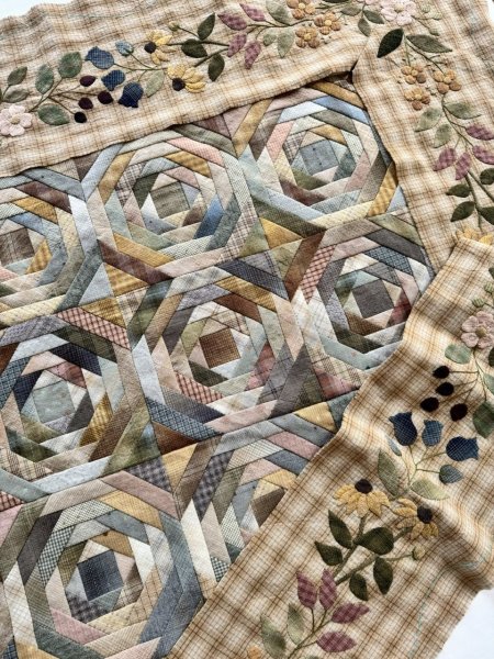 Photo1: Monthly Quilt 2026 | Pineapple Log Cabin - Surrounded by Soft Flowers (April 2026 - February 2027) (1)