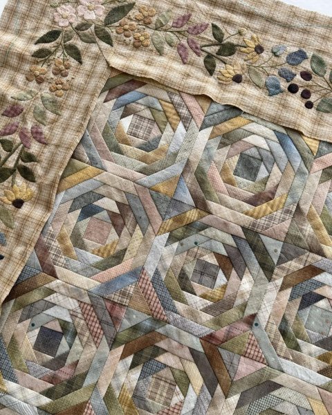 Photo2: Monthly Quilt 2026 | Pineapple Log Cabin - Surrounded by Soft Flowers (April 2026 - February 2027) (2)